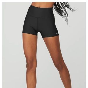 ALO Airlift Shorts - Black - M